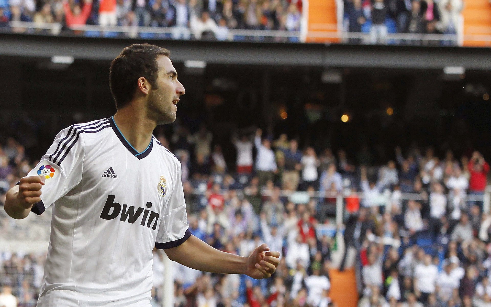 在季后赛对阵开拓者的比赛中，蒂伊多次用“铁壁”封堵对手关键上篮，成为球队“后防屏障”！